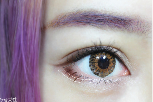 眼妝怎么畫顯眼睛大 教你如何化妝使眼睛變大 眼妝怎么畫顯眼睛大 教你如何化妝使眼睛變大