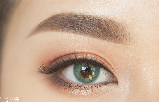 眼妝怎么畫顯眼睛大 教你如何化妝使眼睛變大 眼妝怎么畫顯眼睛大 教你如何化妝使眼睛變大