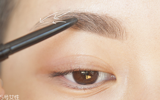 眼妝怎么畫顯眼睛大 教你如何化妝使眼睛變大 眼妝怎么畫顯眼睛大 教你如何化妝使眼睛變大