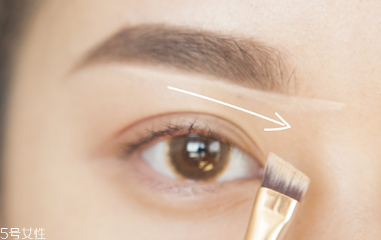 眼妝怎么畫顯眼睛大 教你如何化妝使眼睛變大 眼妝怎么畫顯眼睛大 教你如何化妝使眼睛變大