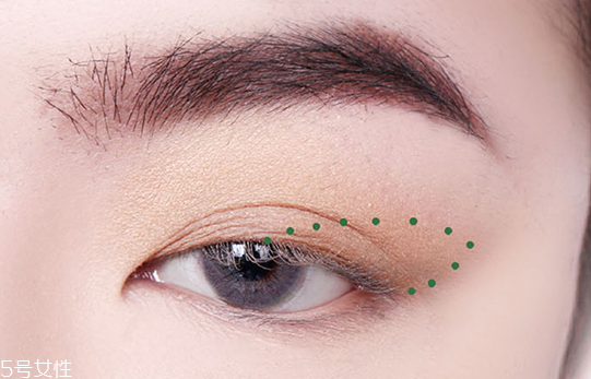 眼妝怎么畫顯眼睛大 教你如何化妝使眼睛變大 眼妝怎么畫顯眼睛大 教你如何化妝使眼睛變大