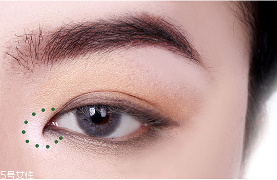 眼妝怎么畫顯眼睛大 教你如何化妝使眼睛變大 眼妝怎么畫顯眼睛大 教你如何化妝使眼睛變大