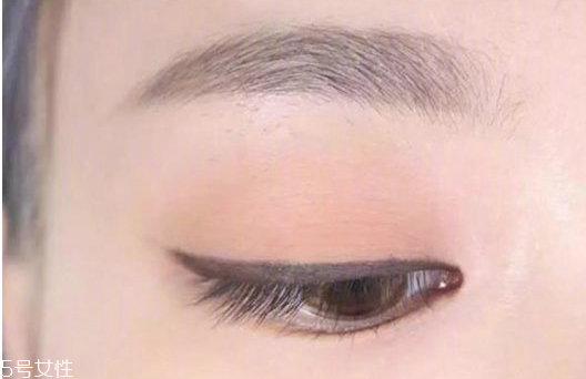 眼妝怎么畫顯眼睛大 教你如何化妝使眼睛變大 眼妝怎么畫顯眼睛大 教你如何化妝使眼睛變大