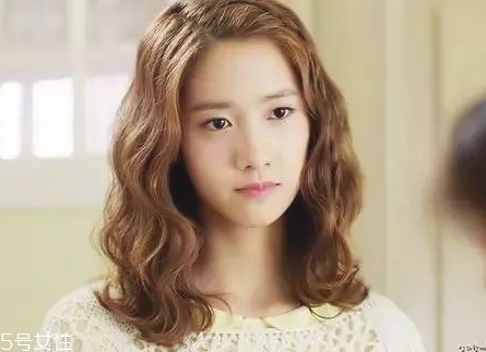 長卷發(fā)怎樣扎好看圖解 女生好看中長卷發(fā)圖片 長卷發(fā)怎樣扎好看圖解 女生好看中長卷發(fā)圖片