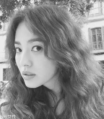 長卷發(fā)怎樣扎好看圖解 女生好看中長卷發(fā)圖片 長卷發(fā)怎樣扎好看圖解 女生好看中長卷發(fā)圖片