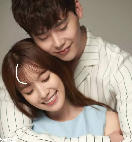 長卷發(fā)怎樣扎好看圖解 女生好看中長卷發(fā)圖片 長卷發(fā)怎樣扎好看圖解 女生好看中長卷發(fā)圖片