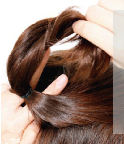 如何自己做簡單盤發(fā) 自己盤頭發(fā)簡單好看的步驟 如何自己做簡單盤發(fā) 自己盤頭發(fā)簡單好看的步驟