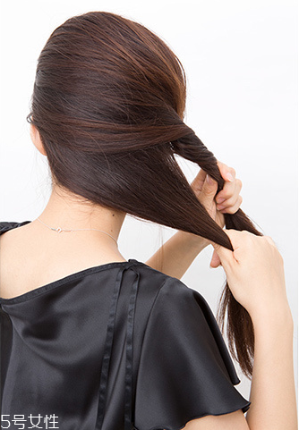 如何自己做簡單盤發(fā) 自己盤頭發(fā)簡單好看的步驟 如何自己做簡單盤發(fā) 自己盤頭發(fā)簡單好看的步驟