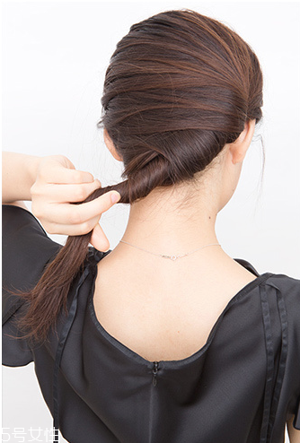 如何自己做簡單盤發(fā) 自己盤頭發(fā)簡單好看的步驟 如何自己做簡單盤發(fā) 自己盤頭發(fā)簡單好看的步驟