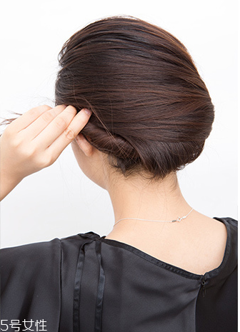 如何自己做簡單盤發(fā) 自己盤頭發(fā)簡單好看的步驟 如何自己做簡單盤發(fā) 自己盤頭發(fā)簡單好看的步驟