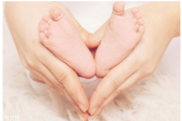 爸爸腳臭會(huì)遺傳給寶寶嗎 爸爸腳臭會(huì)遺傳給寶寶嗎