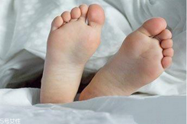 爸爸腳臭會(huì)遺傳給寶寶嗎 爸爸腳臭會(huì)遺傳給寶寶嗎