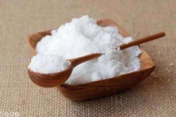 鹽水泡腳可以殺菌消腫嗎 鹽水泡腳的副作用 鹽水泡腳可以殺菌消腫嗎 鹽水泡腳的副作用