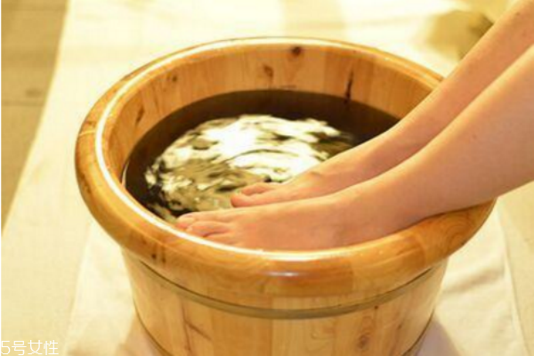 冬天用什么泡腳最好 冬天泡腳的最佳時間 冬天用什么泡腳最好 冬天泡腳的最佳時間