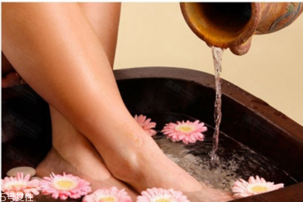 冬天用什么泡腳最好 冬天泡腳的最佳時間 冬天用什么泡腳最好 冬天泡腳的最佳時間