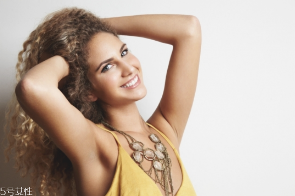 皮膚突然癢起來有紅點(diǎn)是怎么回事 過敏現(xiàn)象要小心 皮膚突然癢起來有紅點(diǎn)是怎么回事 過敏現(xiàn)象要小心