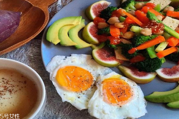 減肥可以吃雞蛋嗎 蛋黃到底能不能吃 減肥可以吃雞蛋嗎 蛋黃到底能不能吃