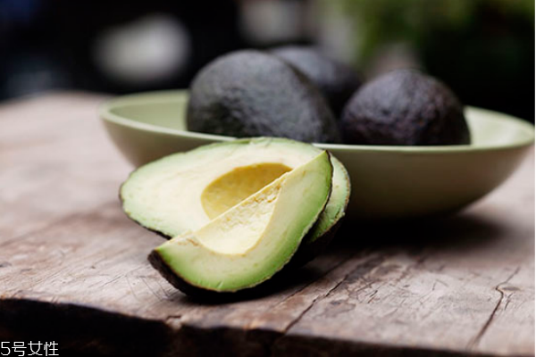 冬天干燥吃什么好 冬天干燥喝什么湯好 冬天干燥吃什么好 冬天干燥喝什么湯好