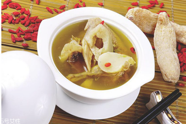 冬天干燥吃什么好 冬天干燥喝什么湯好 冬天干燥吃什么好 冬天干燥喝什么湯好