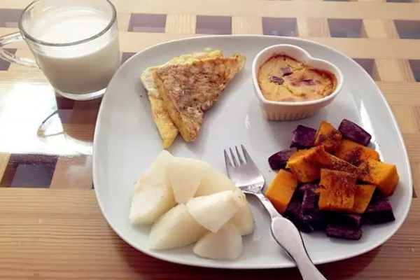 天冷進(jìn)補(bǔ)來(lái)碗紅棗紫米粥暖身健脾胃