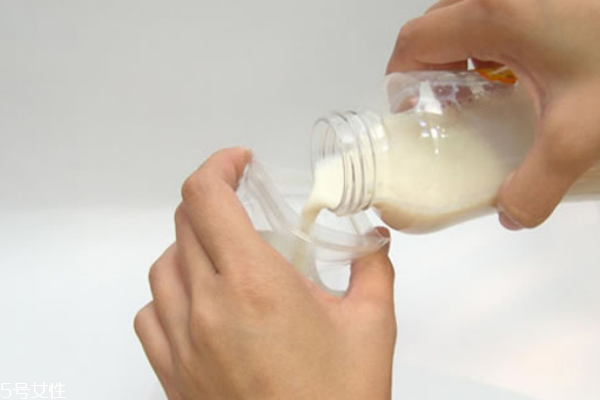 奶粉不溶解是怎么回事 怎么泡奶粉 奶粉不溶解是怎么回事 怎么泡奶粉