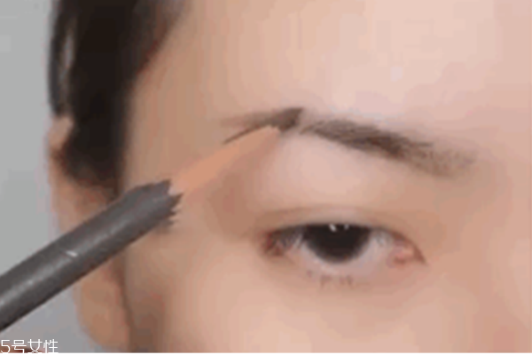 長(zhǎng)臉適合什么眉型 氣質(zhì)細(xì)長(zhǎng)眉毛畫法