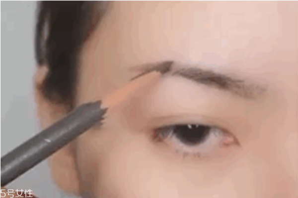 長(zhǎng)臉適合什么眉型 氣質(zhì)細(xì)長(zhǎng)眉毛畫法