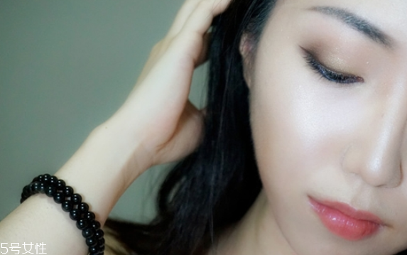 湖藍色眼影怎么畫好看 讓雙眸更深遂 湖藍色眼影怎么畫好看 讓雙眸更深遂