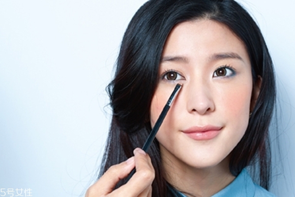 湖藍色眼影怎么畫好看 讓雙眸更深遂 湖藍色眼影怎么畫好看 讓雙眸更深遂