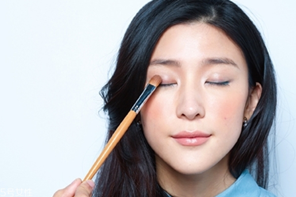 湖藍色眼影怎么畫好看 讓雙眸更深遂 湖藍色眼影怎么畫好看 讓雙眸更深遂