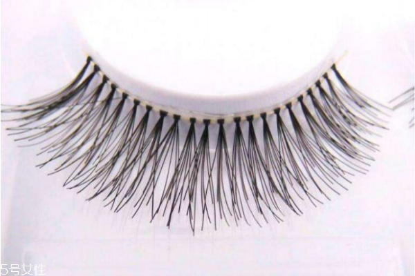 假睫毛可以涂睫毛膏嗎 假睫毛膠水的危害 假睫毛可以涂睫毛膏嗎 假睫毛膠水的危害