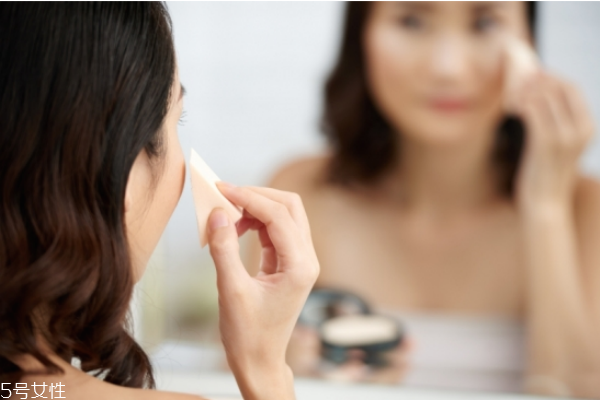 假睫毛可以涂睫毛膏嗎 假睫毛膠水的危害 假睫毛可以涂睫毛膏嗎 假睫毛膠水的危害