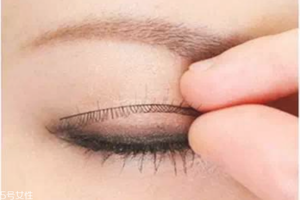 假睫毛可以涂睫毛膏嗎 假睫毛膠水的危害 假睫毛可以涂睫毛膏嗎 假睫毛膠水的危害