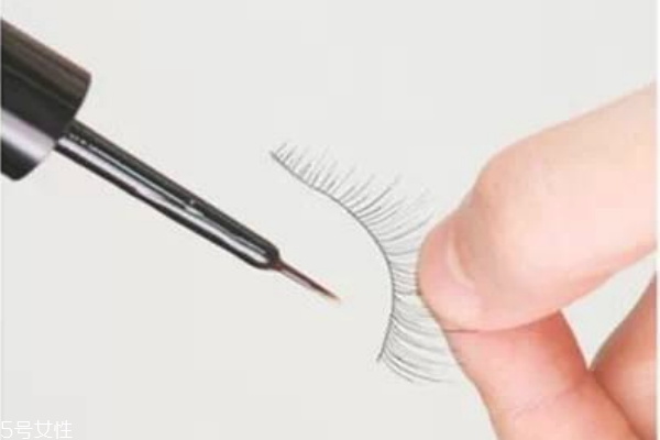 假睫毛可以涂睫毛膏嗎 假睫毛膠水的危害 假睫毛可以涂睫毛膏嗎 假睫毛膠水的危害