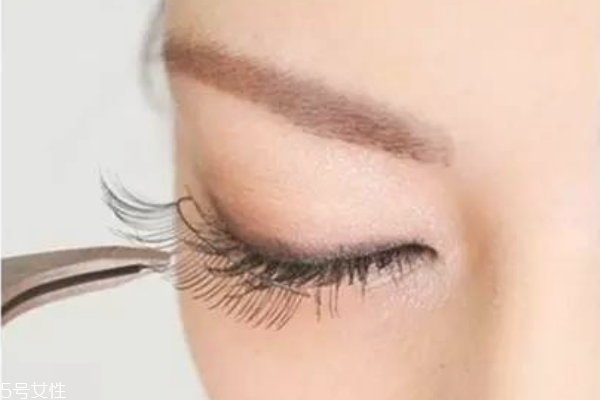 假睫毛可以涂睫毛膏嗎 假睫毛膠水的危害 假睫毛可以涂睫毛膏嗎 假睫毛膠水的危害