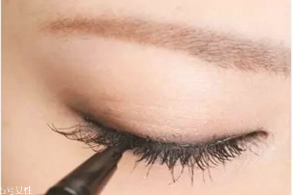 假睫毛可以涂睫毛膏嗎 假睫毛膠水的危害 假睫毛可以涂睫毛膏嗎 假睫毛膠水的危害