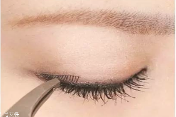 假睫毛可以涂睫毛膏嗎 假睫毛膠水的危害 假睫毛可以涂睫毛膏嗎 假睫毛膠水的危害