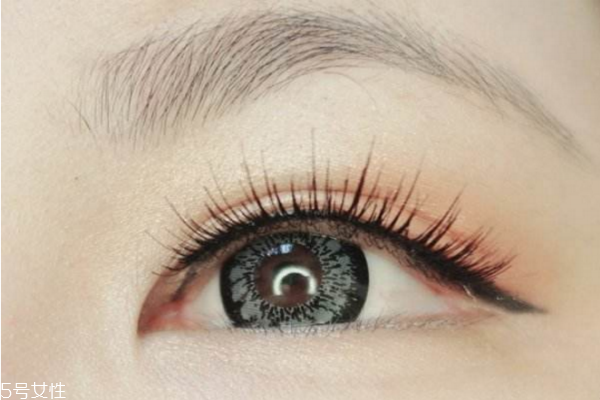 假睫毛可以涂睫毛膏嗎 假睫毛膠水的危害 假睫毛可以涂睫毛膏嗎 假睫毛膠水的危害