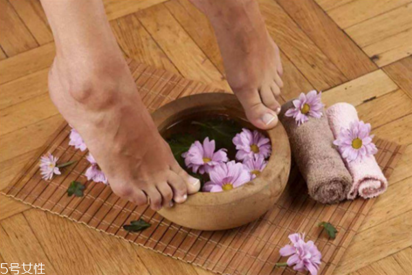 冬天腳冰涼用什么泡腳 女人冬天手腳冰涼的原因 冬天腳冰涼用什么泡腳 女人冬天手腳冰涼的原因