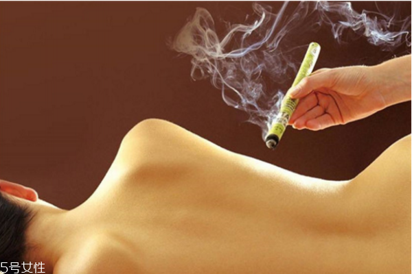 冬天腳冰涼用什么泡腳 女人冬天手腳冰涼的原因 冬天腳冰涼用什么泡腳 女人冬天手腳冰涼的原因