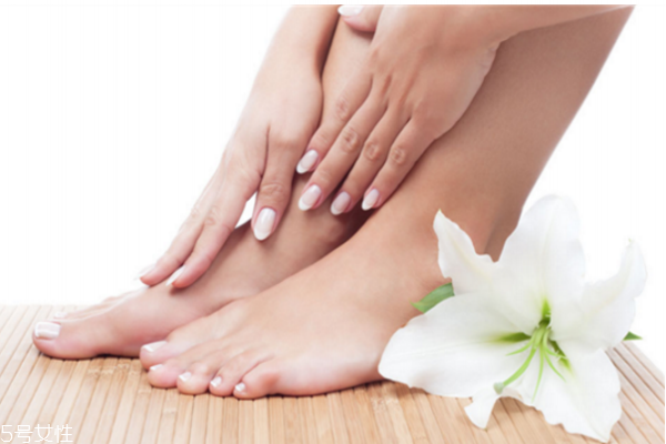 冬天腳冰涼用什么泡腳 女人冬天手腳冰涼的原因 冬天腳冰涼用什么泡腳 女人冬天手腳冰涼的原因