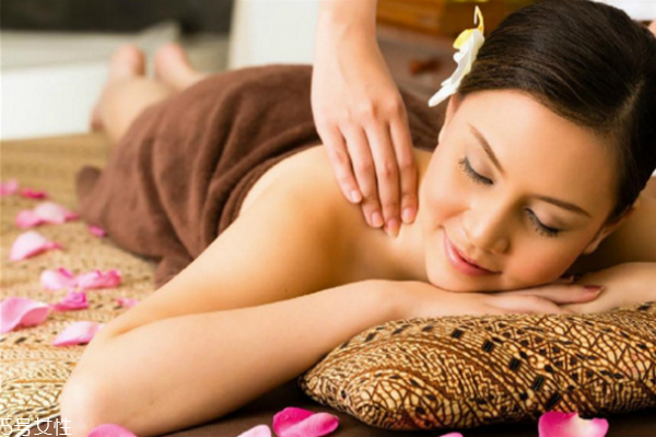 冬天腳冰涼用什么泡腳 女人冬天手腳冰涼的原因 冬天腳冰涼用什么泡腳 女人冬天手腳冰涼的原因