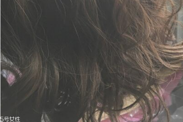 黑茶色頭發(fā)會不會老氣 黑茶色適合什么年齡 黑茶色頭發(fā)會不會老氣 黑茶色適合什么年齡