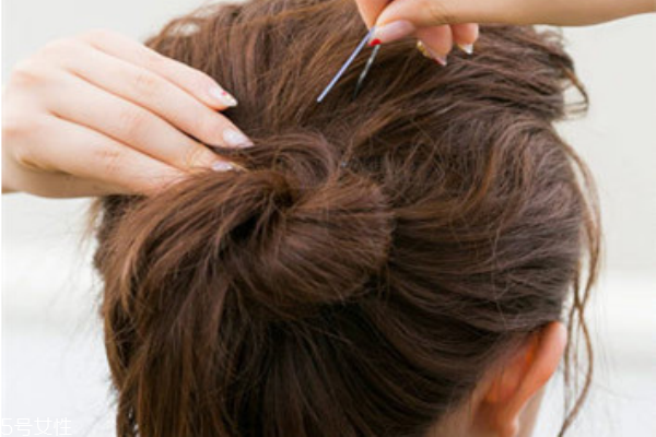 冬天圍圍巾怎樣扎頭發(fā) 冬天帶圍巾頭發(fā)這樣扎好看 冬天圍圍巾怎樣扎頭發(fā) 冬天帶圍巾頭發(fā)這樣扎好看