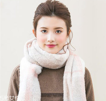 冬天圍圍巾怎樣扎頭發(fā) 冬天帶圍巾頭發(fā)這樣扎好看 冬天圍圍巾怎樣扎頭發(fā) 冬天帶圍巾頭發(fā)這樣扎好看
