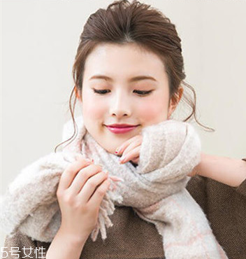 冬天圍圍巾怎樣扎頭發(fā) 冬天帶圍巾頭發(fā)這樣扎好看 冬天圍圍巾怎樣扎頭發(fā) 冬天帶圍巾頭發(fā)這樣扎好看