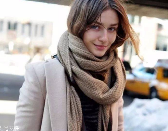 冬天圍圍巾怎樣扎頭發(fā) 冬天帶圍巾頭發(fā)這樣扎好看 冬天圍圍巾怎樣扎頭發(fā) 冬天帶圍巾頭發(fā)這樣扎好看