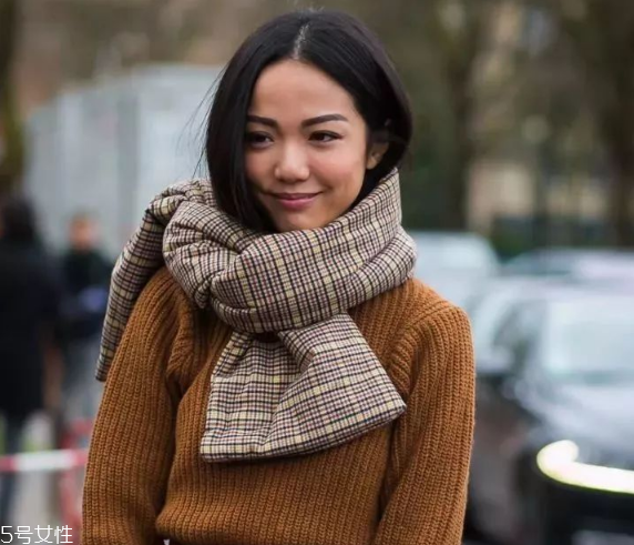 冬天圍圍巾怎樣扎頭發(fā) 冬天帶圍巾頭發(fā)這樣扎好看 冬天圍圍巾怎樣扎頭發(fā) 冬天帶圍巾頭發(fā)這樣扎好看