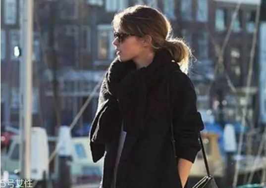 冬天圍圍巾怎樣扎頭發(fā) 冬天帶圍巾頭發(fā)這樣扎好看 冬天圍圍巾怎樣扎頭發(fā) 冬天帶圍巾頭發(fā)這樣扎好看