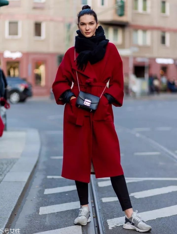 冬天圍圍巾怎樣扎頭發(fā) 冬天帶圍巾頭發(fā)這樣扎好看 冬天圍圍巾怎樣扎頭發(fā) 冬天帶圍巾頭發(fā)這樣扎好看